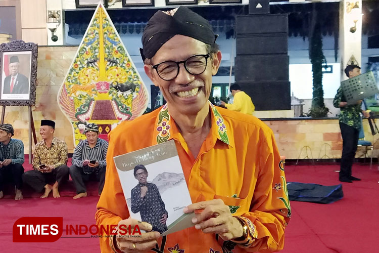 Buku Antuk Amanah Bupati Magetan'karya Bupati Magetan Suprawoto (Foto: Aditya Candra/TIMES Indonesia)