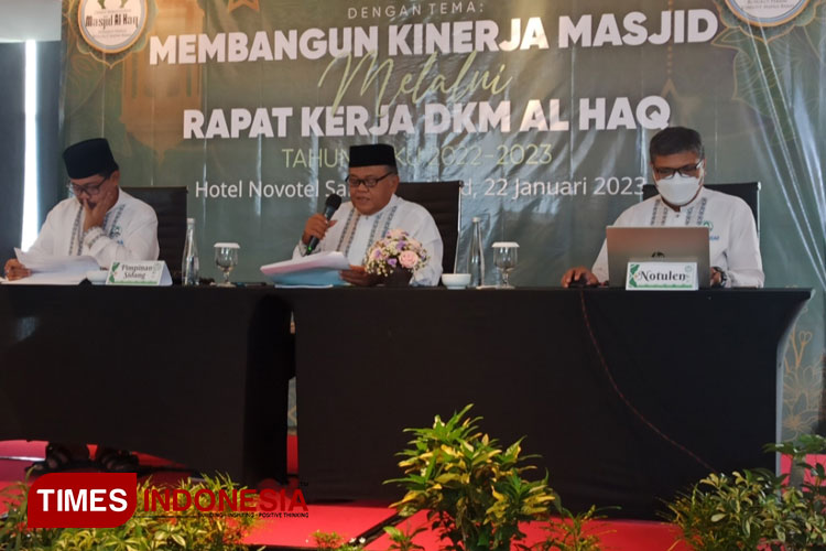 Para Pengurus DKM Al Haq memimpin Raker Tahun Buku 2022-2023 di Hotel Novotel Samator Surabaya Timur, Minggu (22/1/2023). (Foto: Lely Yuana/TIMES Indonesia) 