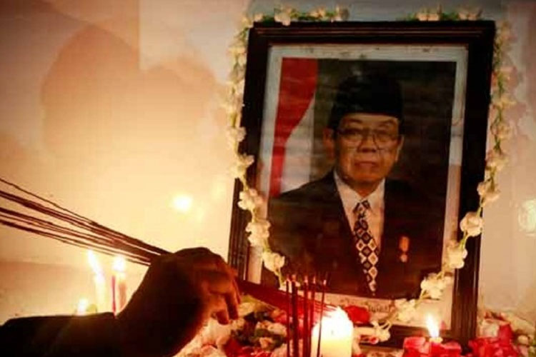 Foto Gus Dur dalam kegiatan khas orang Tionghoa di Indonesia (FOTO: Istimewa)