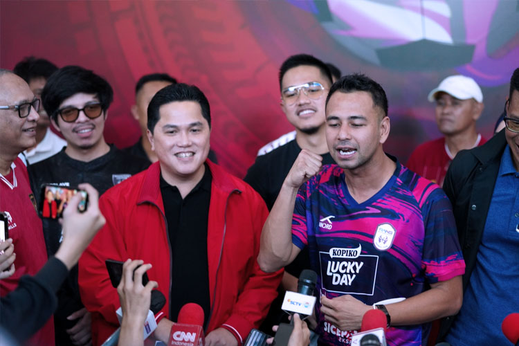 Sejumlah artis mengantar Erick Thohir mendaftar sebagai calon Ketua Umum PSSI. (FOTO: Rans Nusantara)