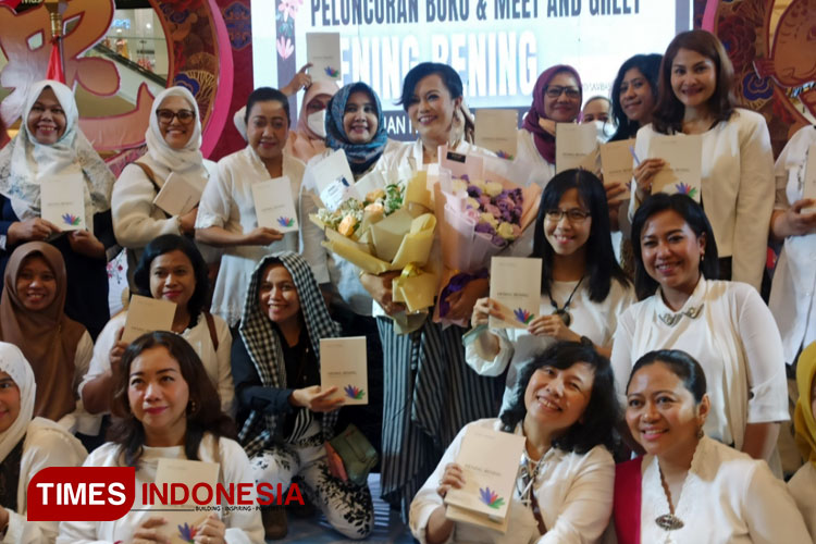 Vivid Sambas menerima karangan bunga dan ucapan selamat saat acara peluncuran Buku Hening Bening di Atrium Grand City Surabaya, Minggu (22/1/2023). (Foto: Lely Yuana/TIMES Indonesia)