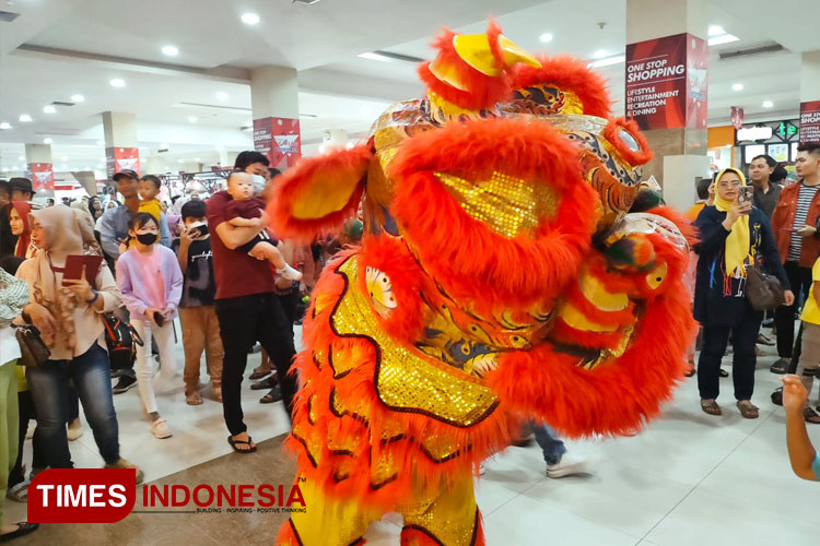 Atraksi Barongsai memukau ribuan pengunjung Mall Asia Plaza, Minggu (22/1/2023). (FOTO: Harniwan Obech/TIMES Indonesia)