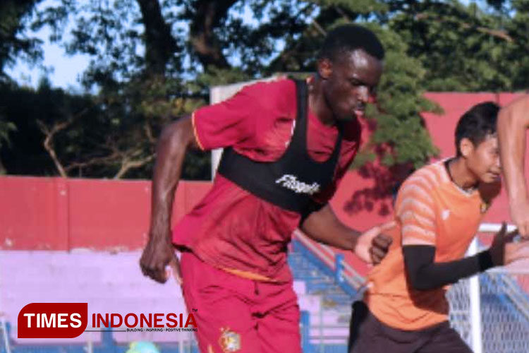 Striker baru Persik Kediri Flavio Silva saat berlatih di Stadion Brawijaya, Kota Kediri (FOTO: Yobby/TIMES Indonesia) 