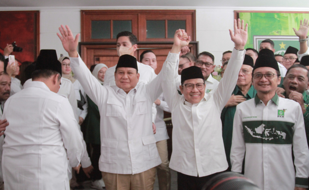 Ketua Umum Partai Gerindra Prabowo Subianto dan Ketua Umum Partai Kebangkitan Bangsa (PKB) Muhaimin Iskandar melambaikan tangan seusai membuka Sekretariat Bersama (Sekber) Partai Gerindra - PKB di Jakarta