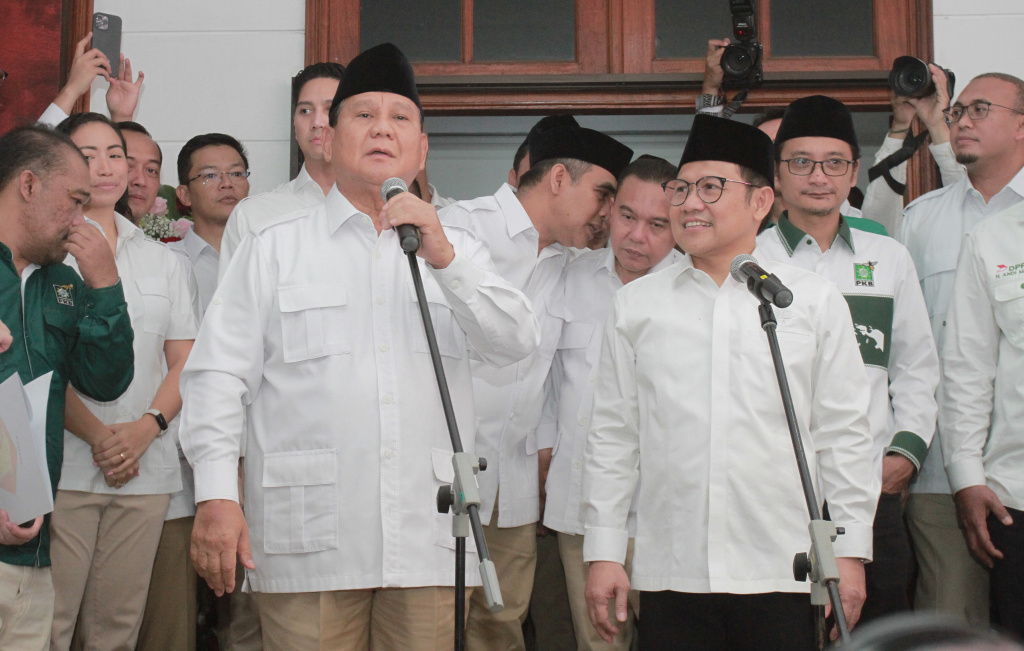 Ketua Umum Partai Gerindra Prabowo Subianto menyampaikan sambutan didampingi dan Ketua Umum Partai Kebangkitan Bangsa (PKB) Muhaimin Iskandar usai membuka Sekretariat Bersama (Sekber) Partai Gerindra - PKB di Jakarta