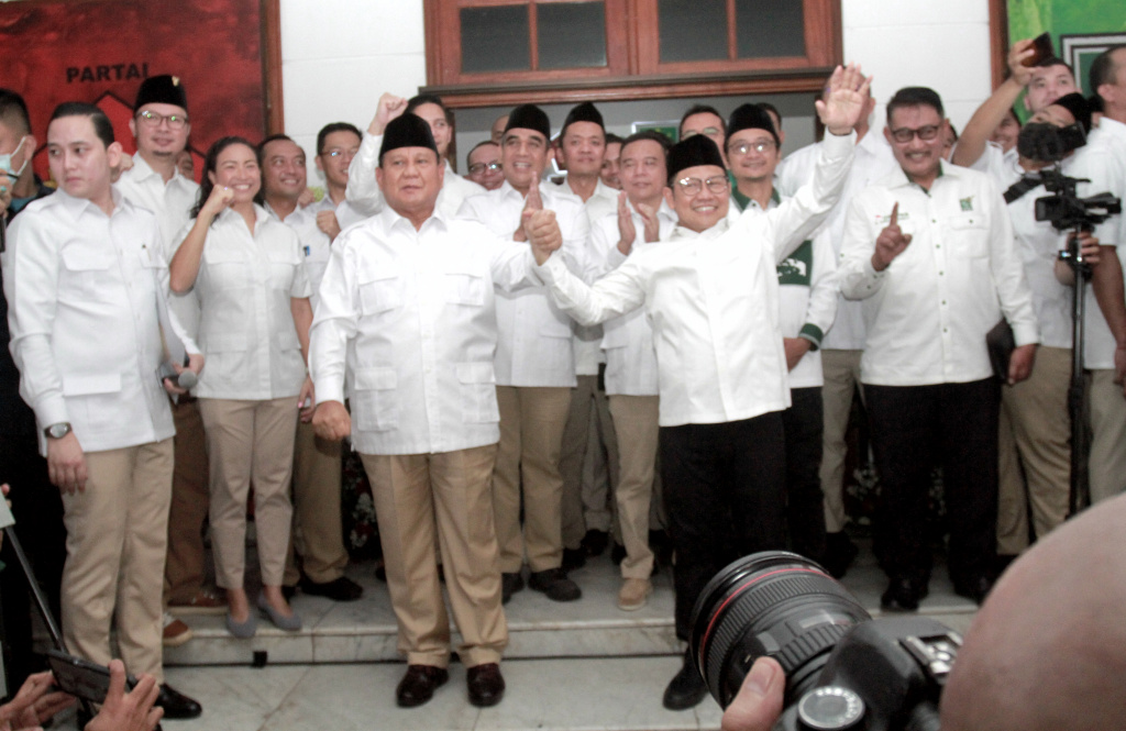 Ketua Umum Partai Gerindra Prabowo Subianto dan Ketua Umum Partai Kebangkitan Bangsa (PKB) Muhaimin Iskandar melambaikan tangan seusai membuka Sekretariat Bersama (Sekber) Partai Gerindra - PKB di Jakarta