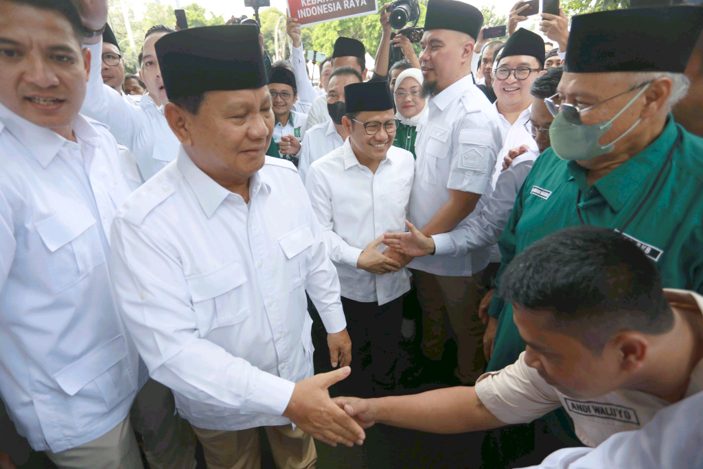 Ketua Umum Partai Gerindra Prabowo Subianto dan Ketua Umum Partai Kebangkitan Bangsa (PKB) Muhaimin Iskandar disambut pendukungnya saat akan membuka Sekretariat Bersama (Sekber) Partai Gerindra - PKB
