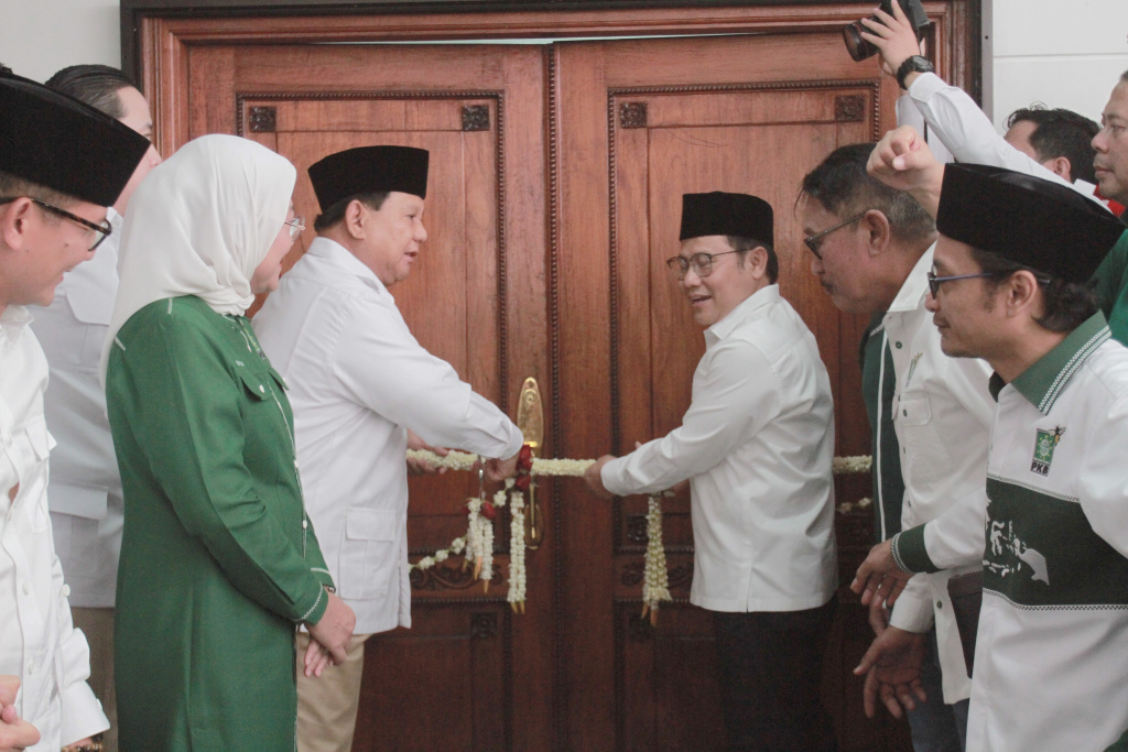 Ketua Umum Partai Gerindra Prabowo Subianto dan Ketua Umum Partai Kebangkitan Bangsa (PKB) Muhaimin Iskandar secara simbolis membuka pintu Sekretariat Bersama (Sekber) Partai Gerindra - PKB di Jakarta. 