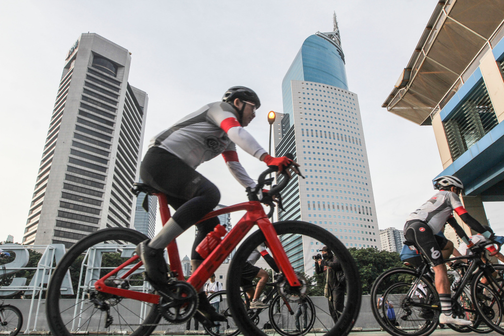 Sejumlah pesepeda yang tergabung dalam Urban SOS Cyling Club bersepeda di kawasan Stasiun BNI City, Jakarta