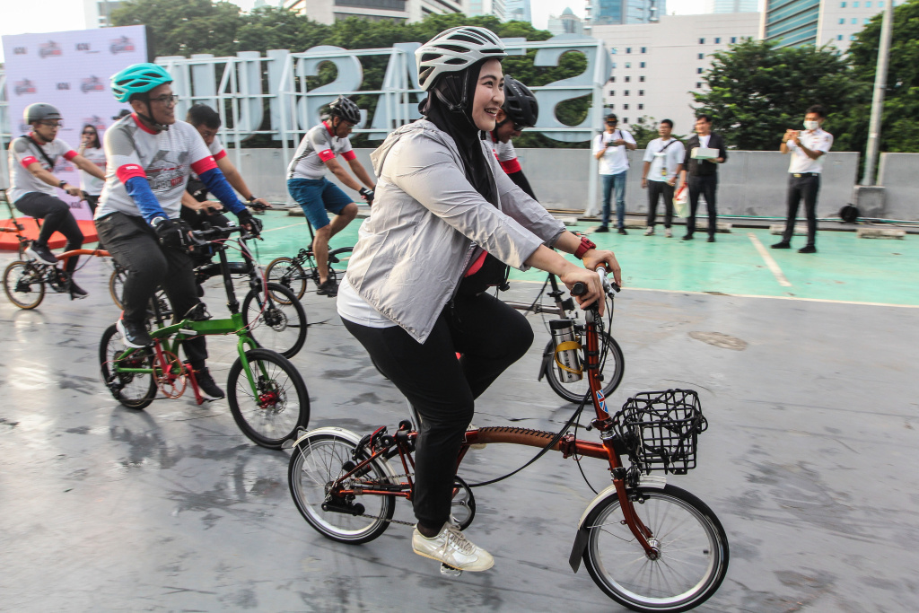 Sejumlah pesepeda yang tergabung dalam Urban SOS Cyling Club bersepeda di kawasan Stasiun BNI City, Jakarta, Sabtu (21/1/23). 