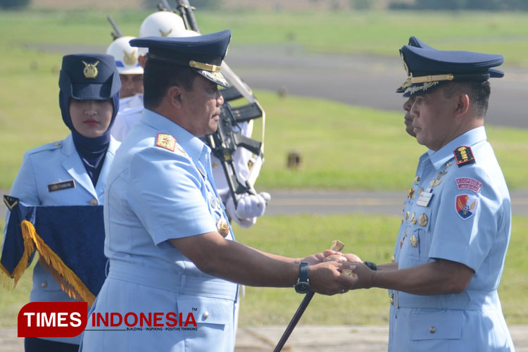 Panglima Komando Operasi Udara 2 Marsekal Muda TNI Widyargo Ikoputra saat menyerahkan tongkat komando kepada komandan Lanud Abdurrahman Saleh yang baru Kolonel Pnb Fairlyanto. (FOTO: Adhitya Hendra/TIMES Indonesia)
