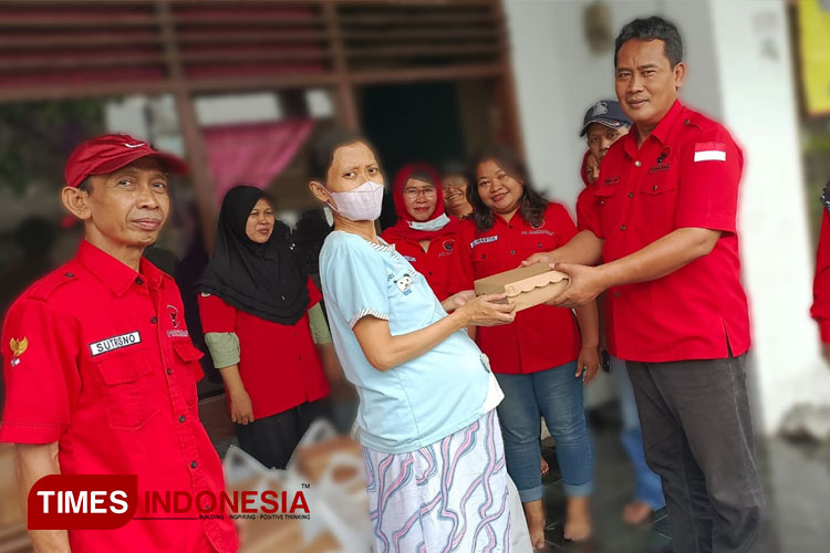 Kader PDI Perjuangan Kota Surabaya membagikan makanan kepada ibu hamil saat ulang tahun Megawati, Senin (23/1/2023). (Foto: Lely Yuana/TIMES Indonesia)