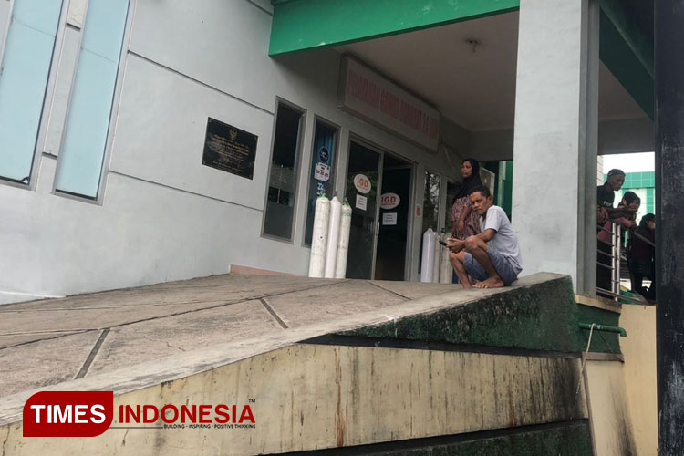 Aktivitas Ruang IGD RSUD Chasan Boesorie Ternate yang kembali normal setelah sempat terhenti selama dua hari akibat unjuk rasa tenaga kesehatan menuntut pembayaran TPP, Senin (23/1/2023). (Foto: Husen Hamid/TIMES Indonesia)