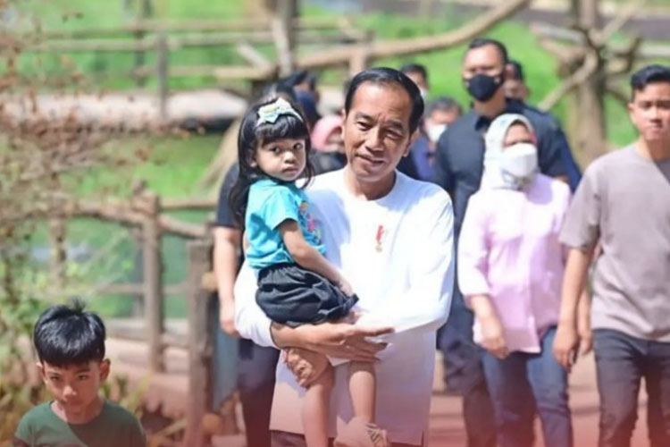 Presiden Jokowi bersama Iriana Joko Widodo serta anaknya yang juga Wali Kota Surakarta Gibran Rakabuming Raka dan istri serta cucu-cucunya saat mengunjungi kawasan wisata Solo Safari. (FOTO: BPMI Setpres)