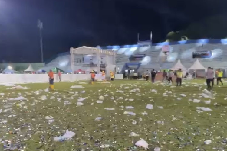 Sejumlah sampah yang berserakan di kegiatan Preston Fest di Stadion Gajayana Malang, Minggu (22/1/2023) kemarin. (Foto: Dok. Pribadi)