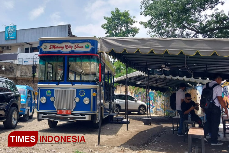 Bus Macito saat menunggu penumpang datang untuk dioperasikan. (Foto: Rizky Kurniawan Pratama/TIMES Indonesia)