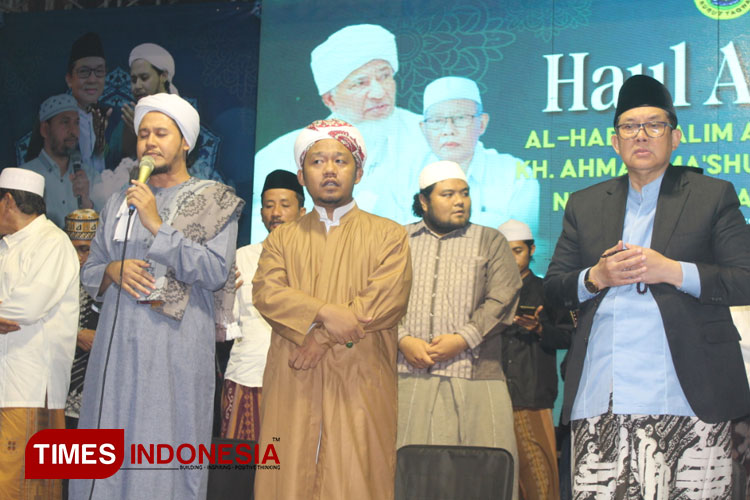 Pembacaan sholawat sekaligus lagu Indonesia Raya dalam haul Akbar Habib Salim Assyatiri dan KH Ma'shum Zainullah (FOTO: Moh Bahri/TIMES Indonesia)