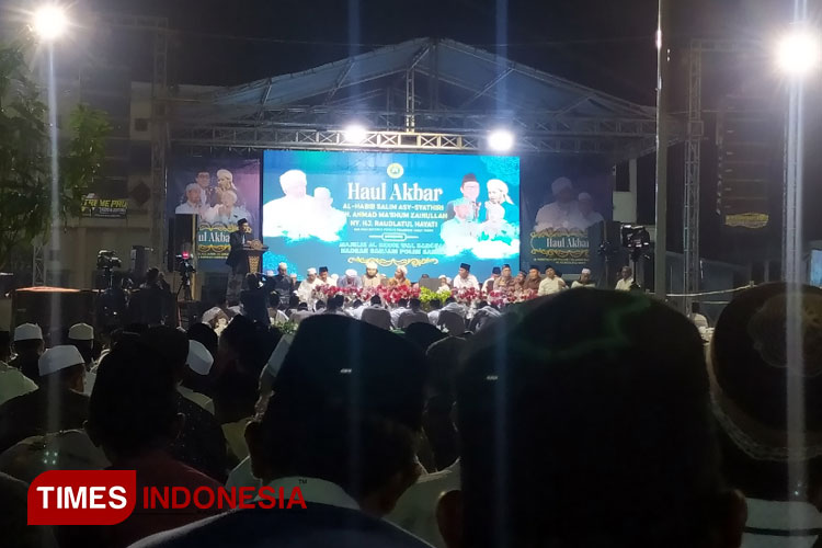 Puluhan ribu jemaah saat menghadiri Haul Habib Salim Assyatiri dan KH Ma'shum di Bondowoso (FOTO: Moh Bahri/TIMES Indonesia)