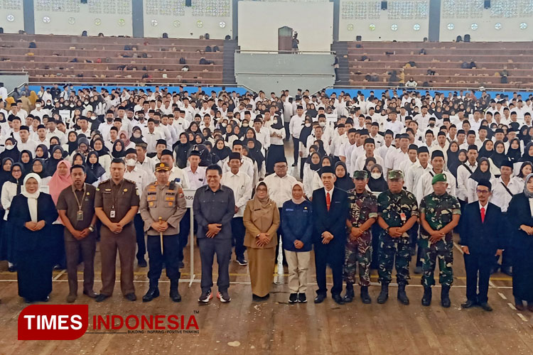 Ratusan anggota PPS yang dilantik KPU Magetan. (Foto: Aditya Candra/TIMES Indonesia)