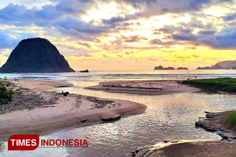 Pantai Pulau Merah, di Desa Sumberagung, Kecamatan Pesanggaran, Banyuwangi, Jawa Timur. (Foto : Syamsul Arifin/TIMES Indonesia)