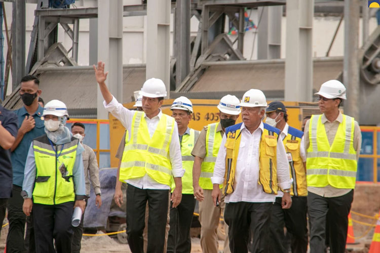 Menteri PUPR RI Basuki Hadimuljono saat mendampingi Presiden RI Jokowi menyaksikan pengeboran terakhir untuk menyambungkan pipa terowongan proyek Sodetan Sungai Ciliwung, Selasa (24/1/2023).(FOTO: Biro Komunikasi Publik Kementerian PUPR RI)