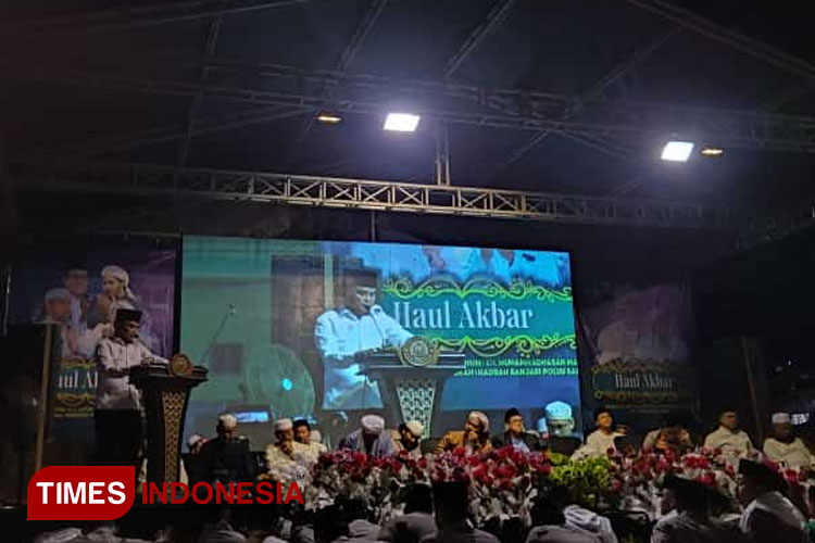 Dirintelkam Polda Jatim Kombespol Dekananto Eko Purwono saat memberikan sambutan dalam acara haul Akbar Habib Salim Assyatiri (FOTO: Moh Bahri/TIMES Indonesia)