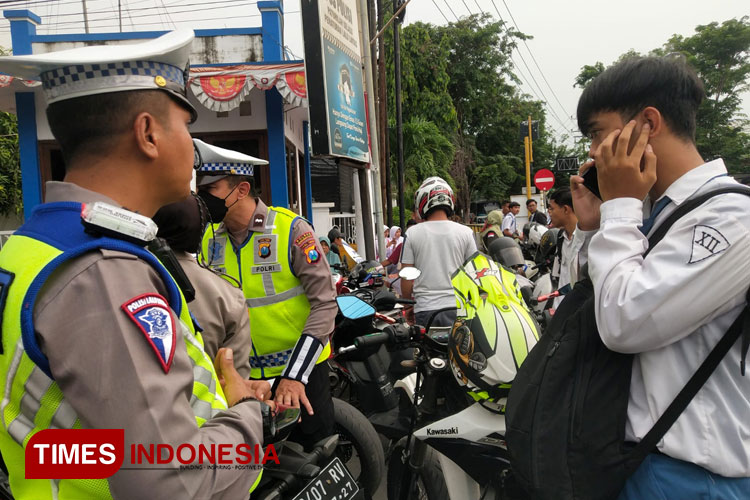 Satlantas Probolinggo Kota tertibkan sepeda motor tak sesuai spesifikasi. (Foto: Sri Hartini/TIMES Indonesia)