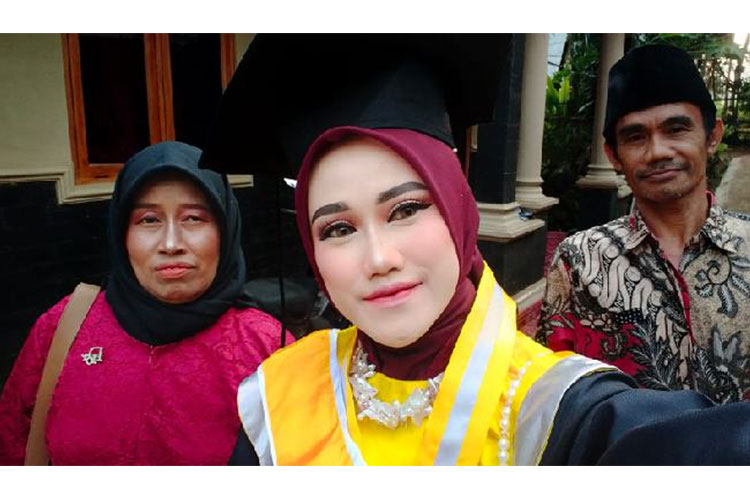 Samini bersama kedua orang tuanya usai menghadiri wisuda sarjana di Unsoed Purwokerto.(FOTO : Erlina For TIMES Indonesia)