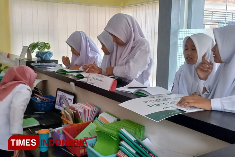 Dapat beasiswa, Beberapa siswa di Jombang langsung bayar SPP. (FOTO: Rohmadi/TIMES Indonesia)