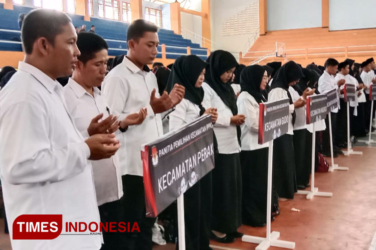 Suasana prosesi pelantikan PPS se-Kabupaten Jombang di GOR Merdeka Jombang, Selasa (24/1/2023). (FOTO: Rohmadi/TIMES Indonesia)