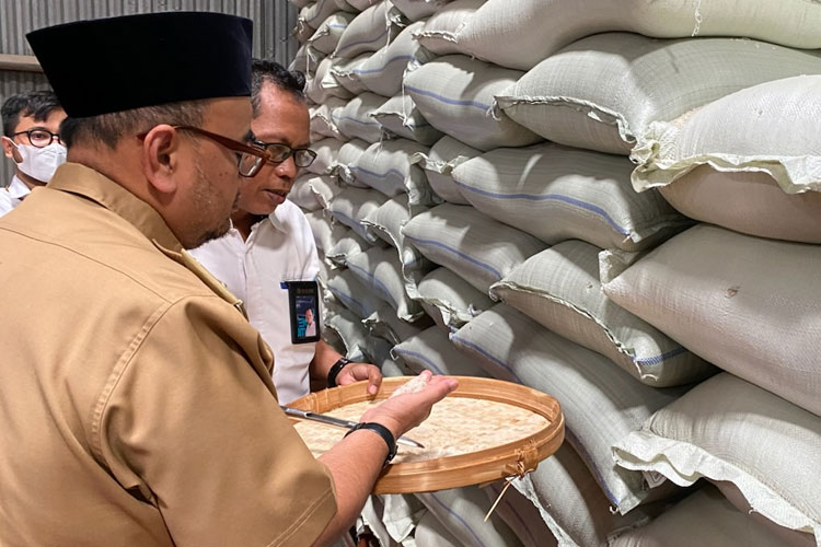 Wabup Probolinggo saat meninjau kualitas beras di Perum Bulog Kantor Cabang Probolinggo beberapa waktu lalu. (Foto: Dokumen/TIMES Indonesia)