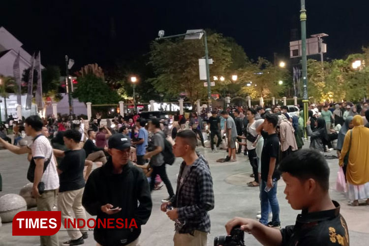 Suasana wisatawan memadati Titik Nol Kilo Meter Kawasan Jalan Malioboro Yogyakarta. (FOTO: A Riyadi/TIMES Indonesia)