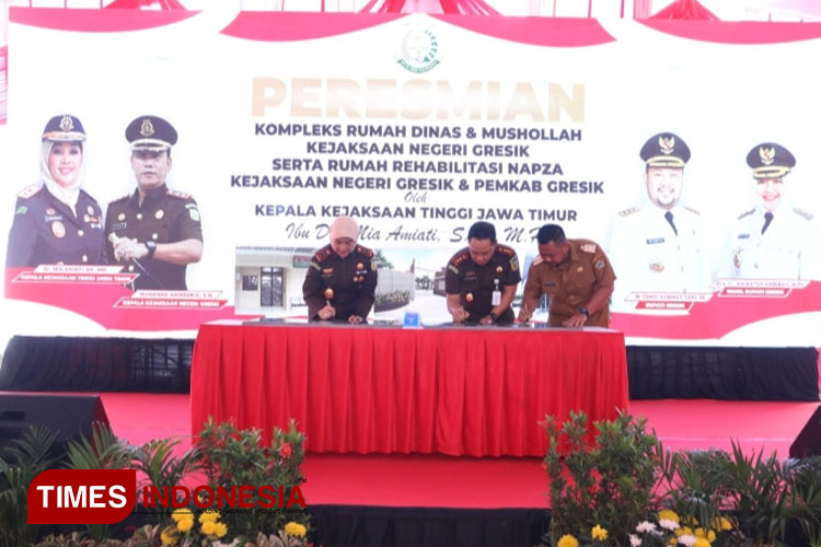 Peresmian rumah dinas jaksa dan rumah rehabilitasi narkoba oleh Kajati Jatim, Kajari Gresik dan Bupati Gresik (Foto: Akmal/TIMES Indonesia)