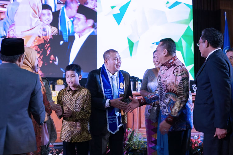 Ketua MPR RI Bambang Soesatyo memberi selamat kepada Ketua Fraksi PKB DPR RI Cucun Ahmad Syamsurijal yang meraih gelar Doktor bidang Ilmu Administrasi Publik, Universitas Padjajaran Bandung, Rabu (25/1/2023). (FOTO: dok MPR RI)