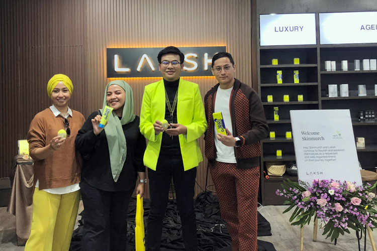CEO Laksh Indonesia Ferri Jubai, Beauty Reviewer Dara Yanza, Marketing Skinmurch Cipta Wiguna, dan Direktur PT. Laksh Indah Swastika Dinar Hana bersama produk terbaru dari Skinmurch. (FOTO: Mirzalina Aufar/TIMES Indonesia)