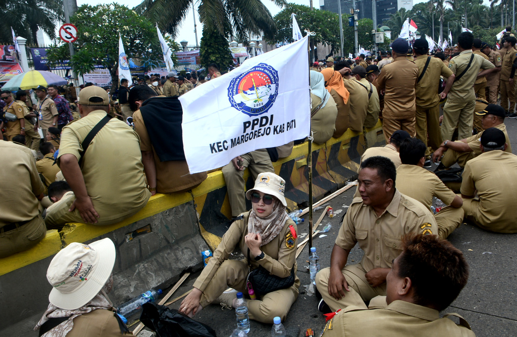 Massa yang tergabung dalam Persatuan Perangkat Desa Indonesia melakukan unjuk rasa di depan Gedung DPR, Senayan, Jakarta. 