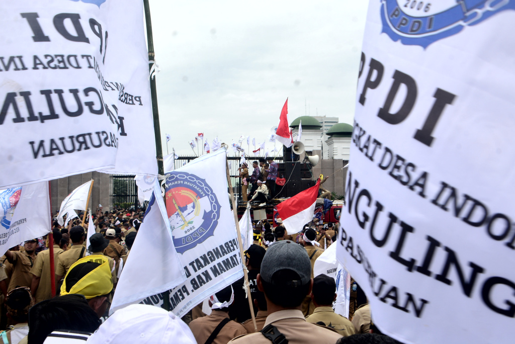Massa yang tergabung dalam Persatuan Perangkat Desa Indonesia melakukan unjuk rasa di depan Gedung DPR, Senayan, Jakarta, Rabu (25/1/2023). 