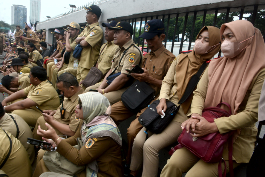Massa yang tergabung dalam Persatuan Perangkat Desa Indonesia melakukan unjuk rasa di depan Gedung DPR, Senayan, Jakarta. 