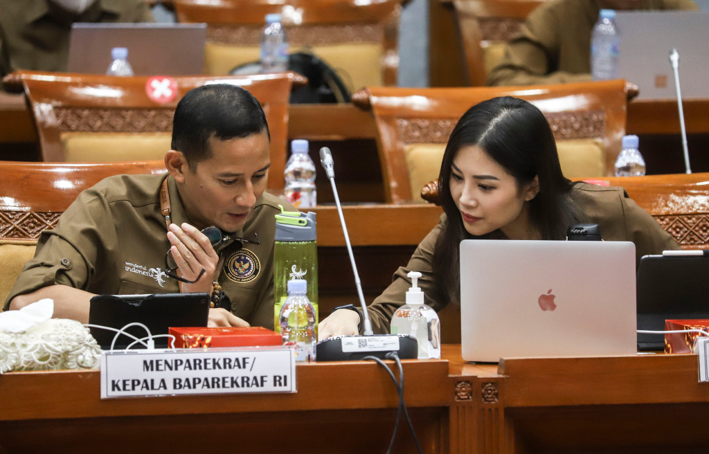 Menteri Pariwisata dan Ekonomi Kreatif (Menparekraf) Sandiaga Uno berbincang dengan Wamenparekraf Angela Tanoesoedibjo disela sela Rapat Kerja dengan Komisi X DPR RI di gedung Parlemen, Jakarta, Rabu (25/1/23).