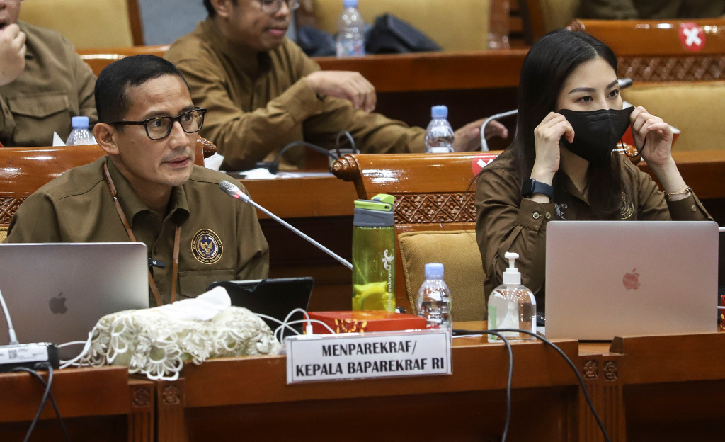 Menteri Pariwisata dan Ekonomi Kreatif (Menparekraf) Sandiaga Uno bersama Wamenparekraf Angela Tanoesoedibjo mengikuti Rapat Kerja dengan Komisi X DPR RI di gedung Parlemen, Jakarta, Rabu (25/1/23). 
