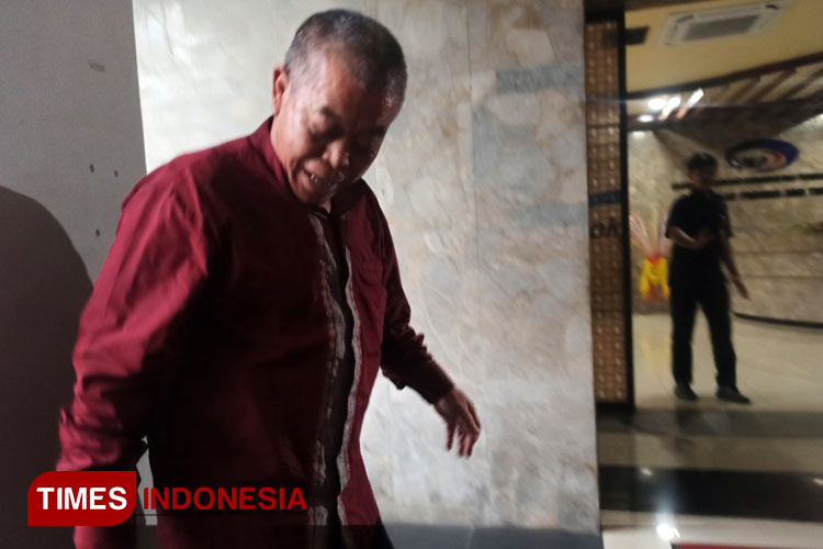 Ketua DPRD Jatim Kusnadi saat masuk ke Gedung BPKP Jatim usai ibadah shalat ashar, Rabu (25/1/2023). (FOTO: Lely Yuana/TIMES Indonesia) 