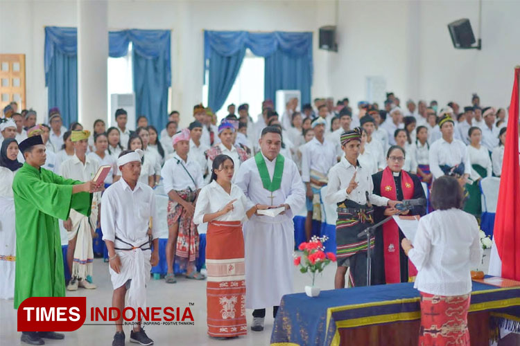 Pelantikan 195 orang anggota PPS oleh Ketua KPU Kabupaten Sumba Tengah. (Foto: Habibudin/TIMES Indonesia)