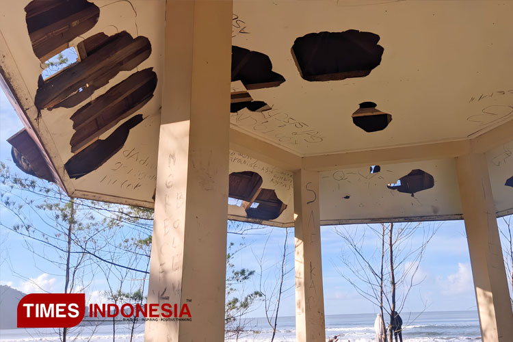 Fasilitas umum di kawasan pantai Pancer Door Pacitan terbengkalai. (FOTO: Yusuf Arifai/TIMES Indonesia) 