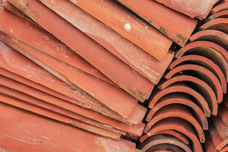 Illustration: Roof tiles in warehouse. (Photo: Ededchechine/Freepik)