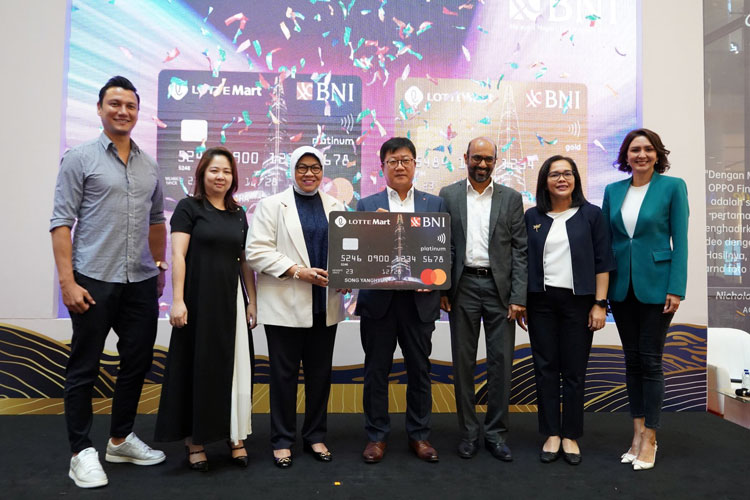 (ki-ka) Christian Sugiono, Evi Lionawan, Corina Leyla Karnalies, Mr. Song Yanghyun, Mr. Navin Jain, Grace Situmeang; Donna Agnesia pada saat Ceremony Launching Design dan Fitur Baru BNI LOTTE Card. (FOTO: Lotte for TIMES Indonesia)