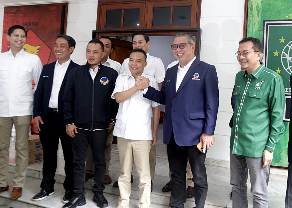 Rombongan Partai NasDem yang dipimpin Wakil Ketua Umum (Waketum) Ahmad Ali disambut Ketua Harian DPP Partai Gerindra Sufmi Dasco Ahmad.