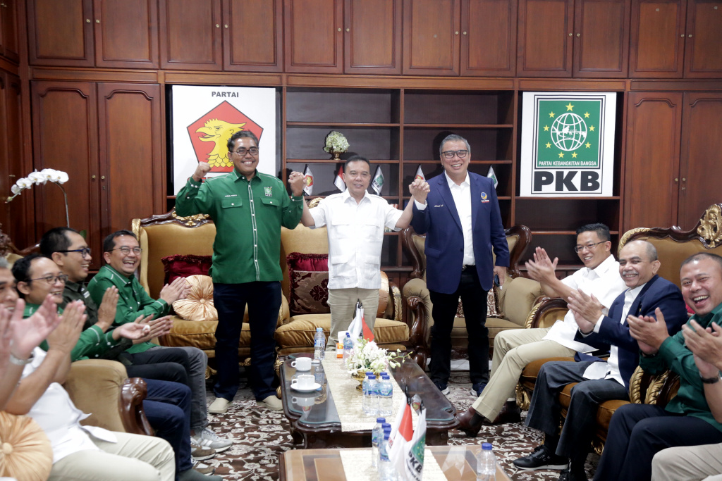 Waketum PKB, Jazilul Fawaid (kiri), Ketua Harian DPP Partai Gerindra Sufmi Dasco Ahmad (tengah) dan Waketum Nasdem, Ahmad Ali (kanan) mengangkat tangan disela pertemuan Partai Gerindra, PKB dan Nasdem di kantor Sekber Gerindra - PKB kawasan Menteng, Jakar