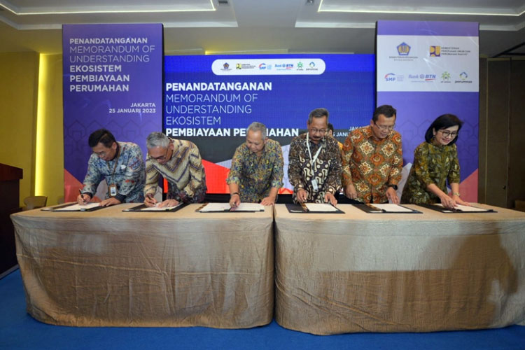 Penandatanganan MoU pembentukan Sekretariat Ekosistem Pembiayaan Perumahan di Jakarta, Rabu (25/1/2023). (FOTO: Biro Komunikasi Publik Kementerian PUPR RI)