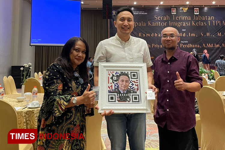 Pindah Tugas, Kepala Kantor Imigrasi Malang Mendapat Hadiah Lukisan QR Art