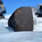 Ilmuwan Internasional Temukan Batu Meteorit 7,6 Kg di Antartika